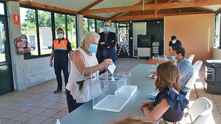 Ensayando el voto en un colegio de Pereiro de Aguiar