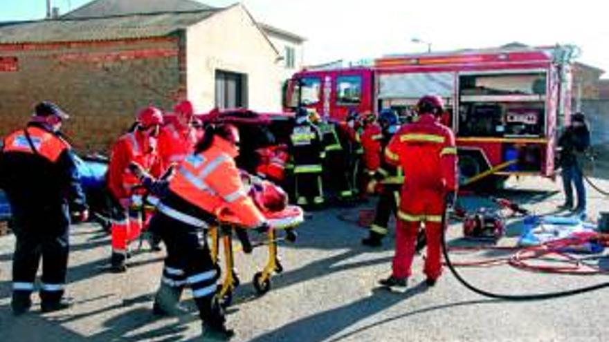 Los voluntarios realizan un simulacro