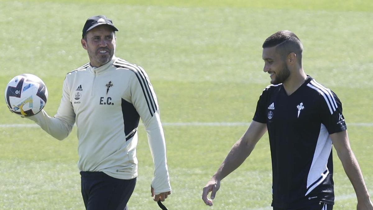 Eduardo Coudet, con Óscar Rodríguez, durante el entrenamiento del  pasado martes.