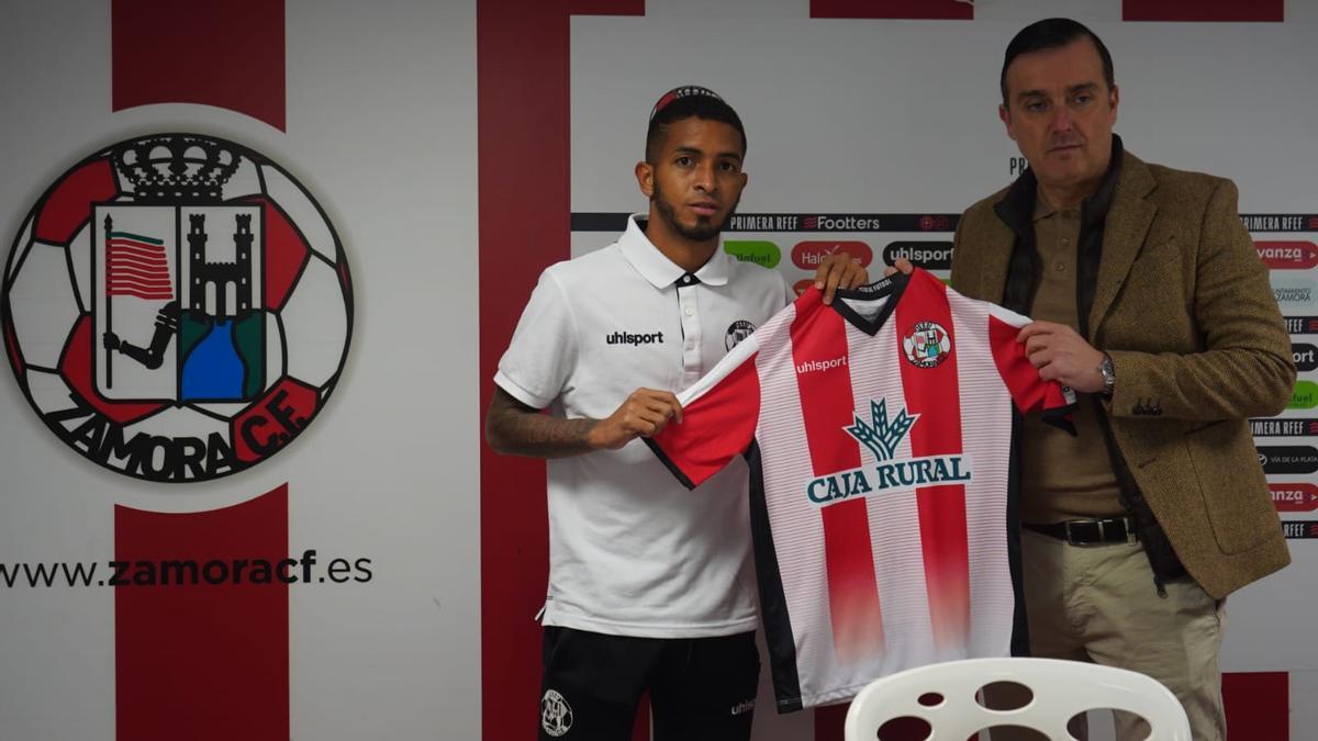 César Yanis y César Villafañe, en la presentación del jugador