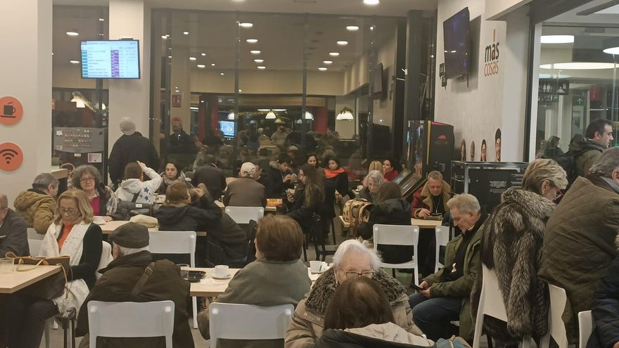 Nueva avería de un Alvia a Asturias en el mismo día: &quot;Estamos a oscuras, con las luces de los móviles y los ordenadores&quot;