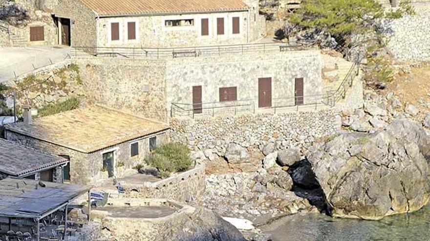 Imagen del edificio municipal que acoge un albergue y el dispensario del Port de sa Calobra.