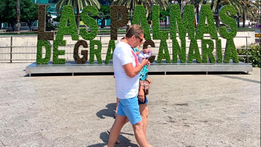 Una pareja de turistas camina por la ciudad.