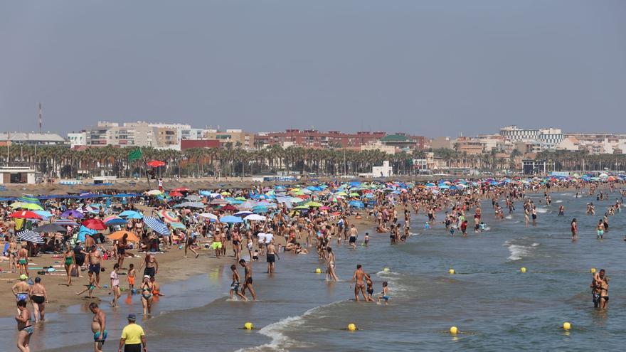 Turistas se refrescan en las playas de Valencia en la cuarta ola de calor del verano