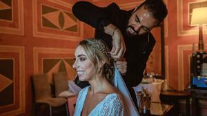 Christian Acedo, estilista de Malpartida de Cáceres realizando un peinado a una novia. / CEDIDA