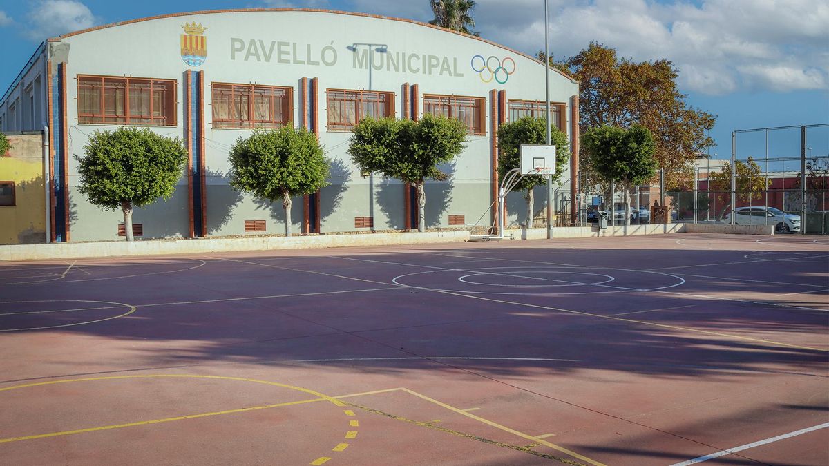 El Ayuntamiento de Onda anuncia el techado de la pista exterior del polideportivo municipal.