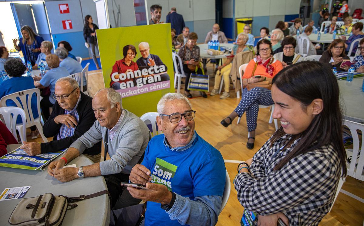 ‘Hackatón sénior’ en L’Hospitalet. Talleres digitales para la gente mayor.