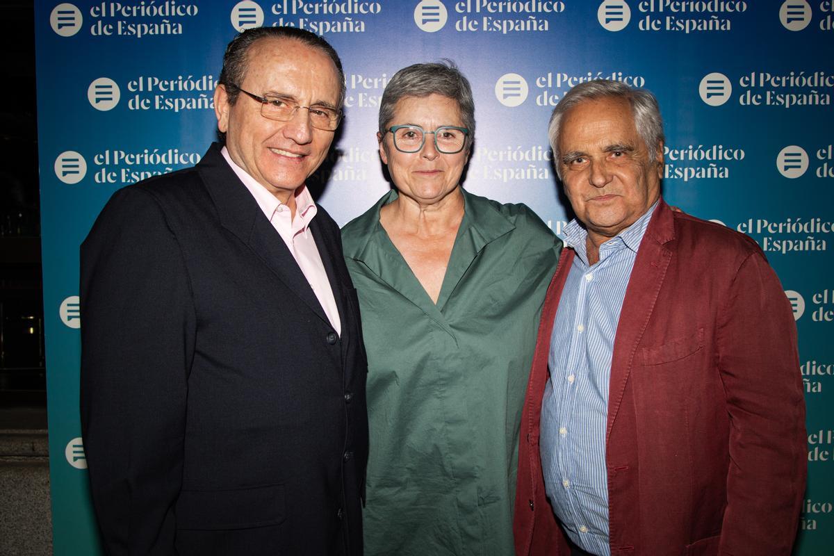 Javier Moll, presidente de Prensa Ibérica; Eva Orué, directora de la Feria del Libro; y Juan Cruz, adjunto a la presidencia de Prensa Ibérica.