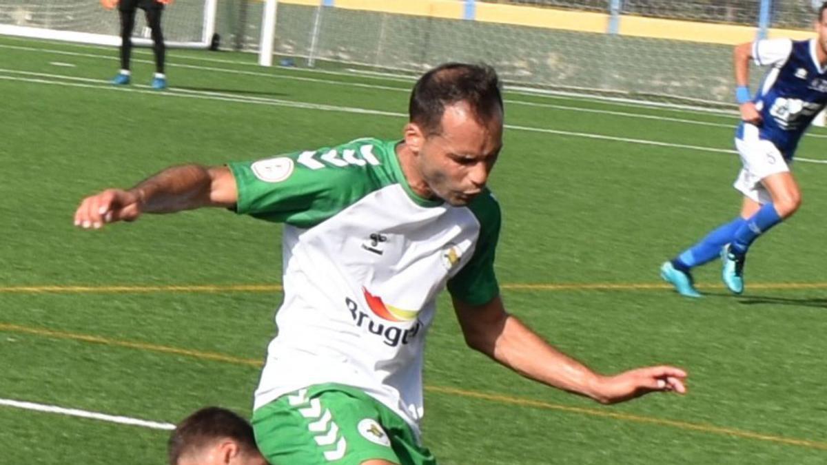 Un jugador del Villa recibe una fuerte entrada de un rival, ayer. | | RAMÓN REGUERO