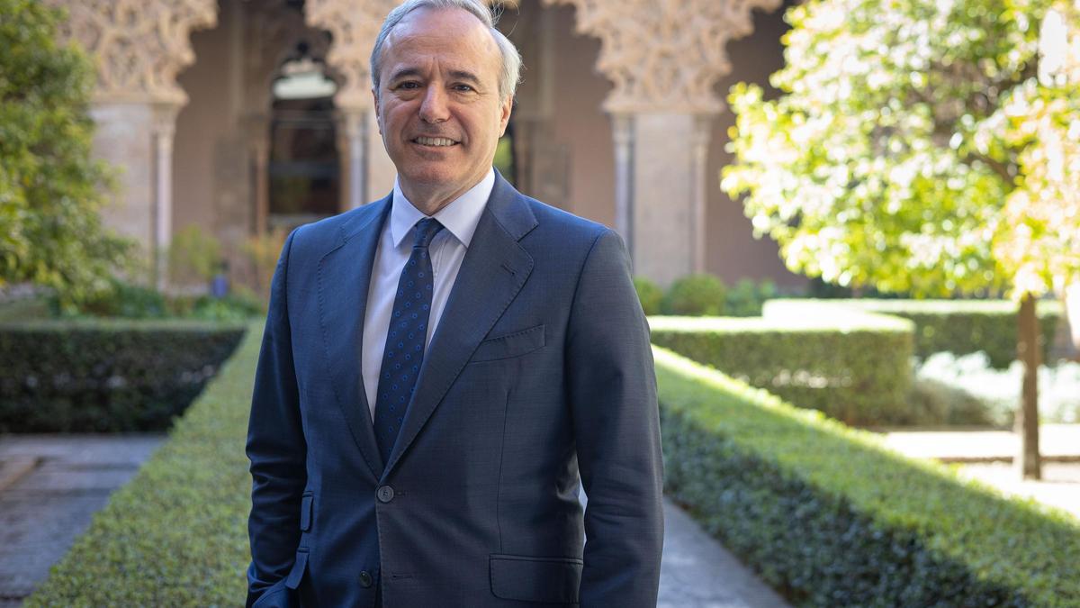 El presidente de Aragón, Jorge Azcón, posa en el Patio de los Naranjos de La Aljafería, antes de la entrevista. | LAURA TRIVES
