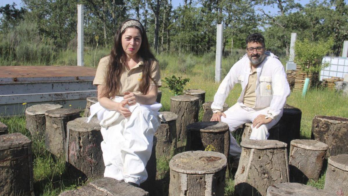 Un apicultor de Mombuey con una alumna del programa en la explotación. | ARACELI SAAVEDRA
