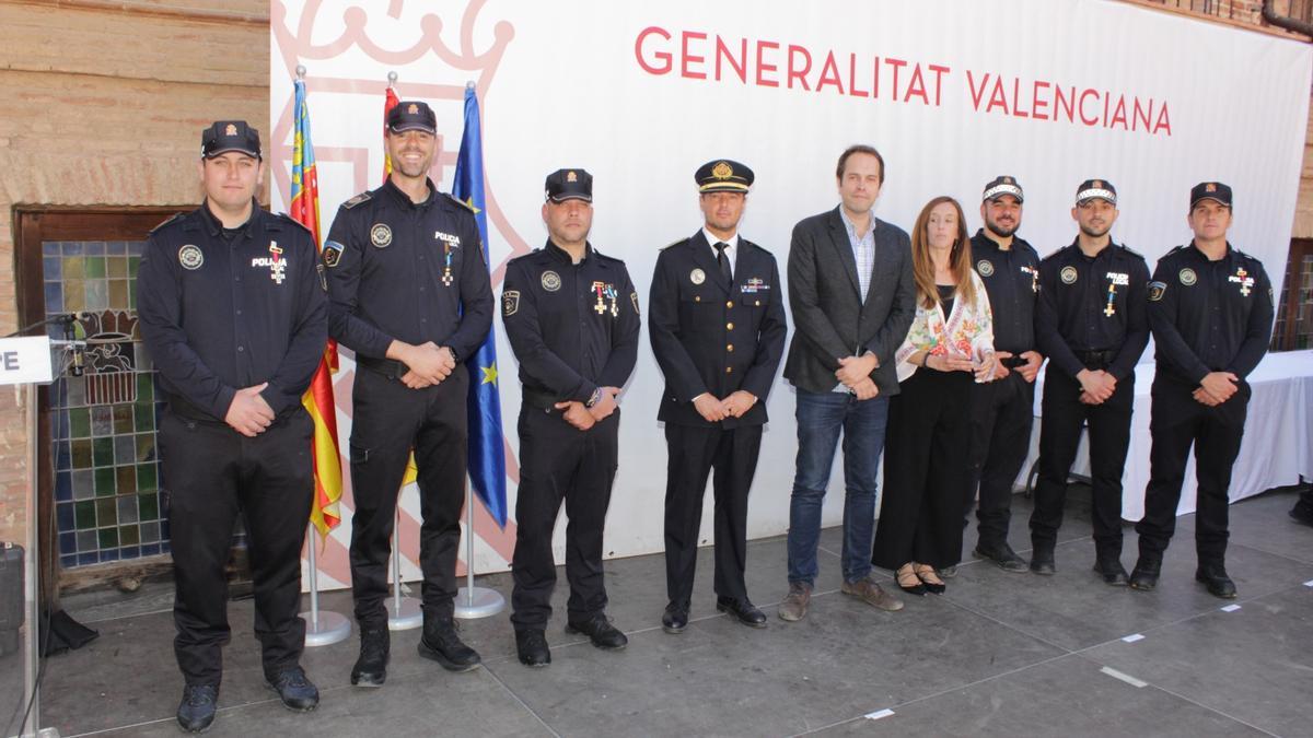 Condecoraciones a los nueve policías locales de Cheste.