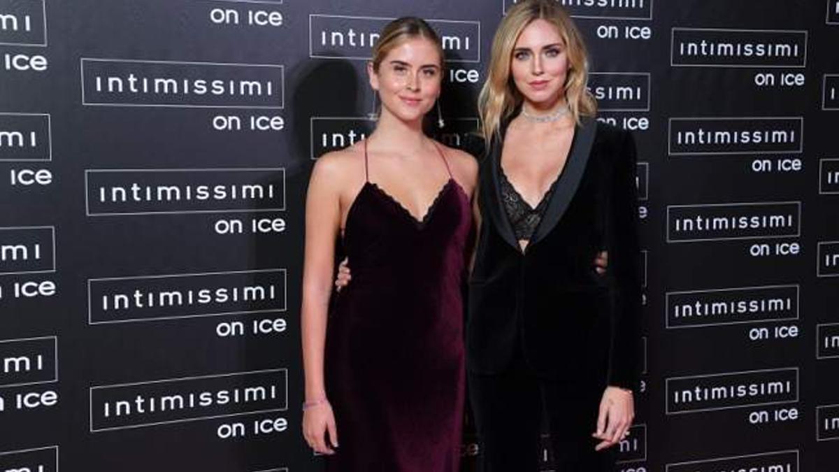 Valentina y Chiara Ferragni posan en el evento de Insimissimi