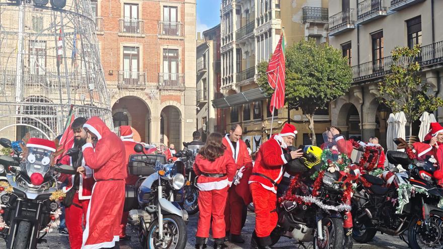 Papá Noel llega en moto a Zamora