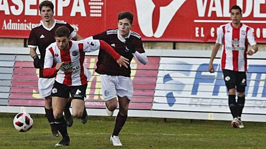 David López intenta zafarse de un rival del Salamanca CF.