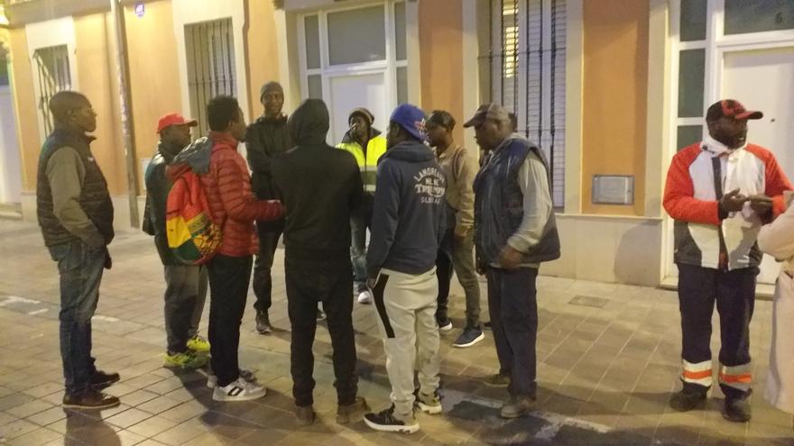 Los migrantes de Benimaclet piden ser alojados en pisos para salir de la fábrica