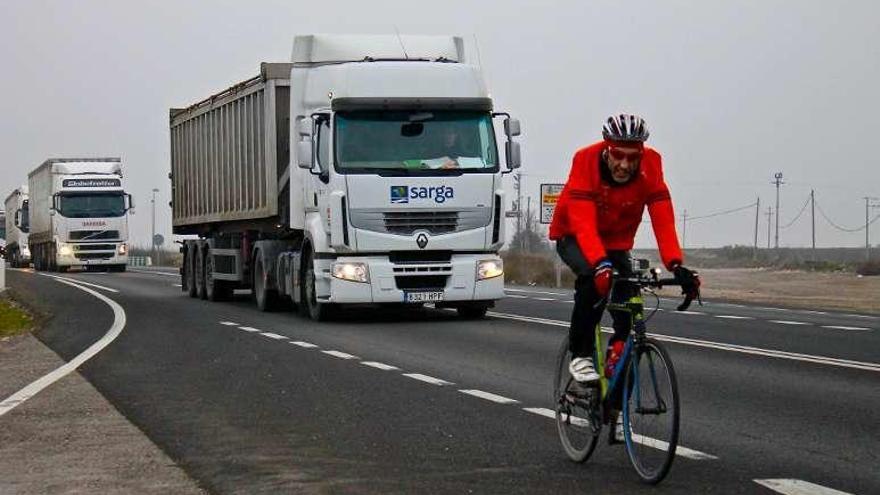 Los camiones le sirvieron de abrigo por el viento reinante. // FdV