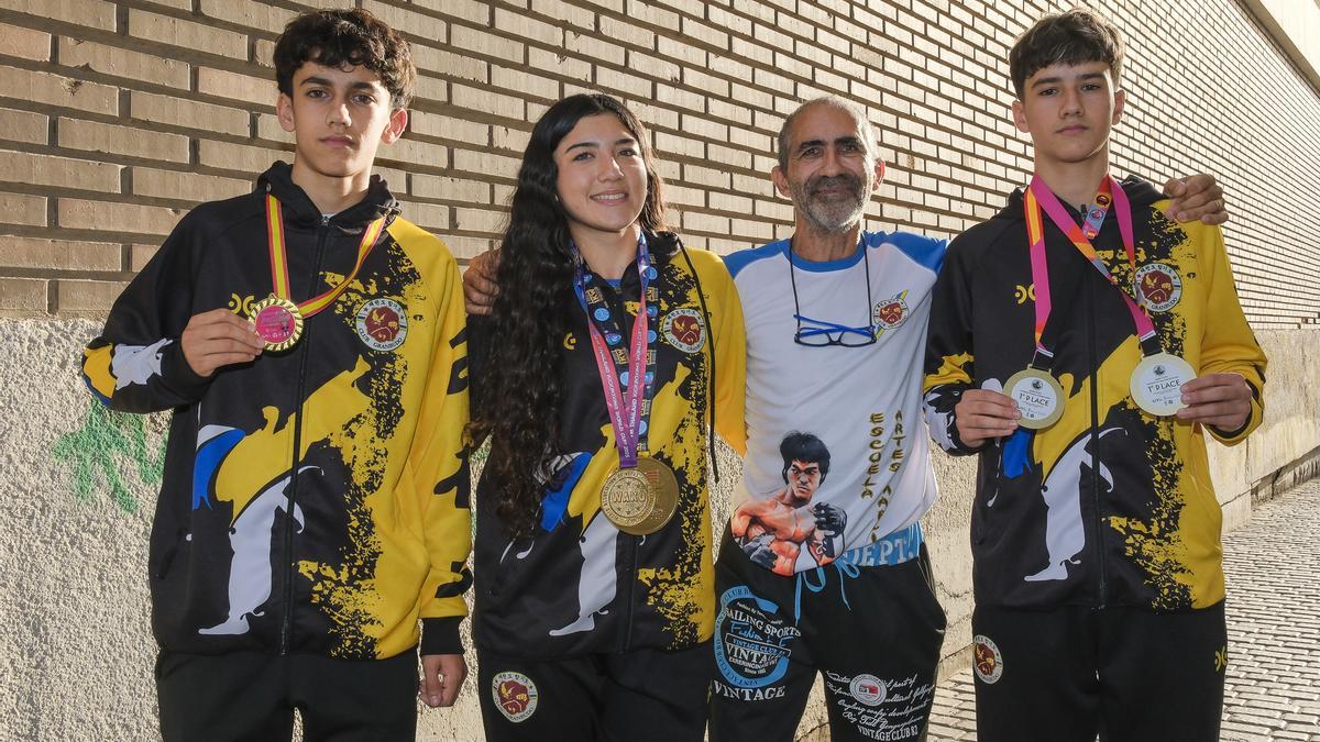 A la izquierda, Julio Ojeda, Leisi Moreno, Ángel Luis Moreno y Pablo Ojeda con sus medallas.