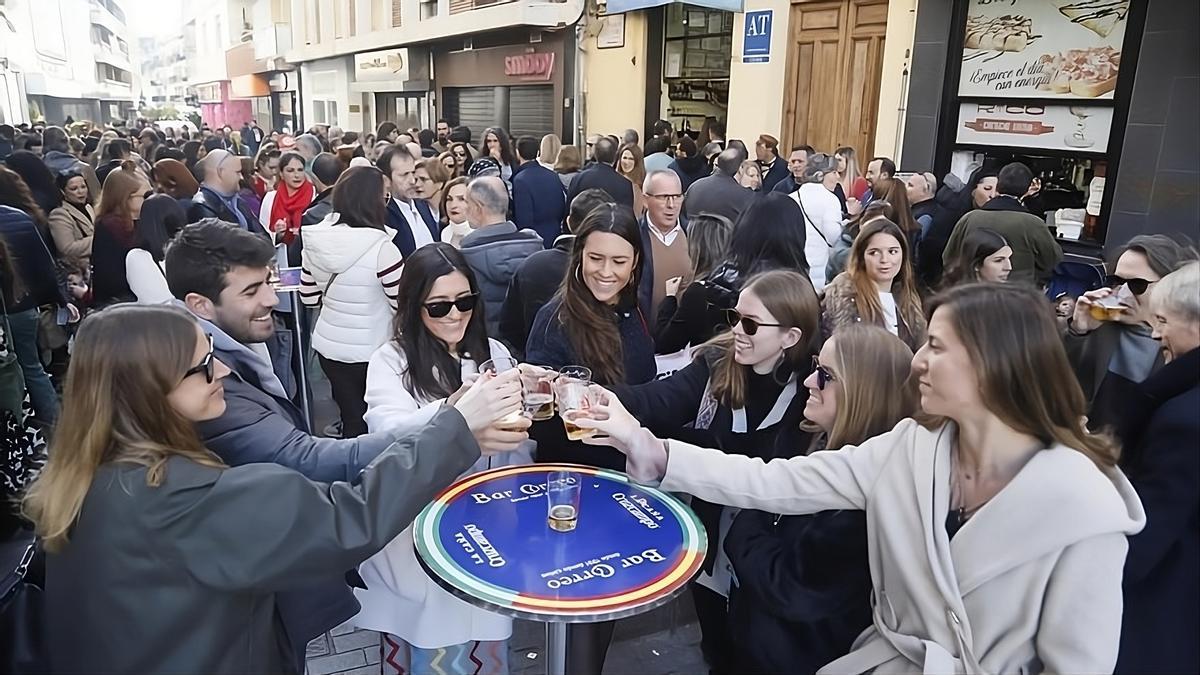 Un grupo de jóvenes de celebración en el centro de Córdoba.