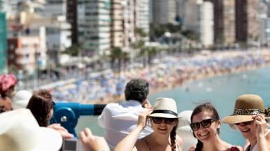 Turistas haciéndose una foto en el último puente de mayo