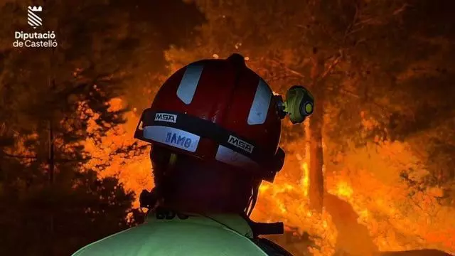 El incendio de Castellón sigue activo y sin control
