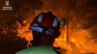 "Noche crítica" en el incendio de la Vall d'Uixó (Castellón) con 400 efectivos trabajando para intentar lograr la estabilización del fuego