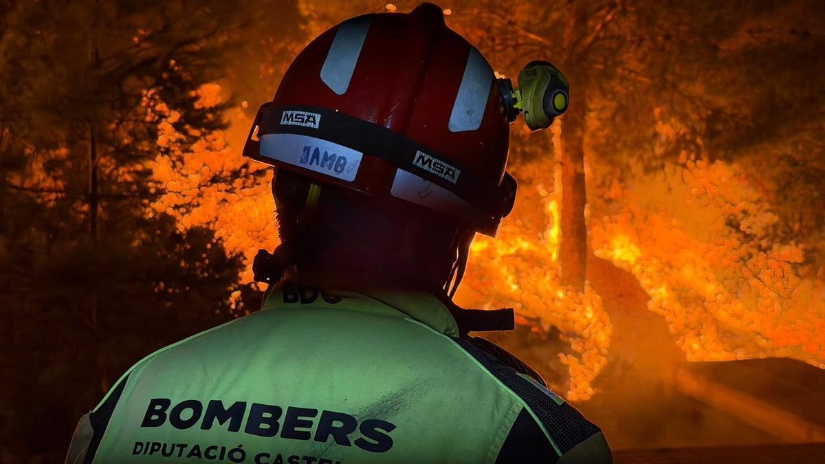 INCENDIO FORESTAL | Noche decisiva en el incendio de la Vall d’Uixó (Castellón) con 400 efectivos trabajando para intentar lograr la estabilización del fuego