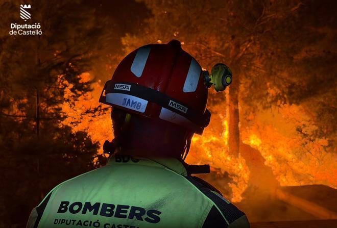 Noche decisiva en el incendio de la Vall d’Uixó (Castellón) con 400 efectivos trabajando para intentar lograr la estabilización del fuego