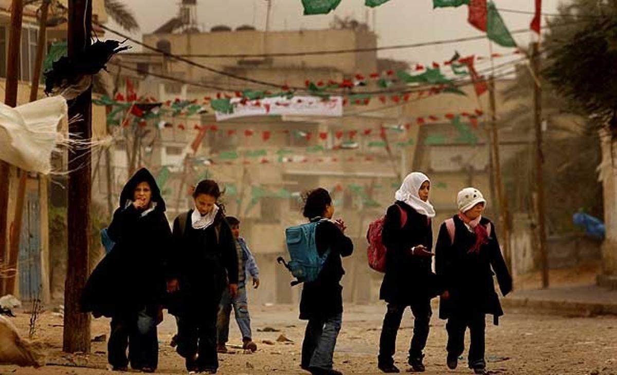 Nens palestins caminen per un carrer del camp de refugiats Jabalia a la Franja de Gaza. Les fortes pluges i els vents van assolar la regió, a més de causar l’enfonsament d’un vaixell a les costes israelianes i inundacions en carrers de Beirut.