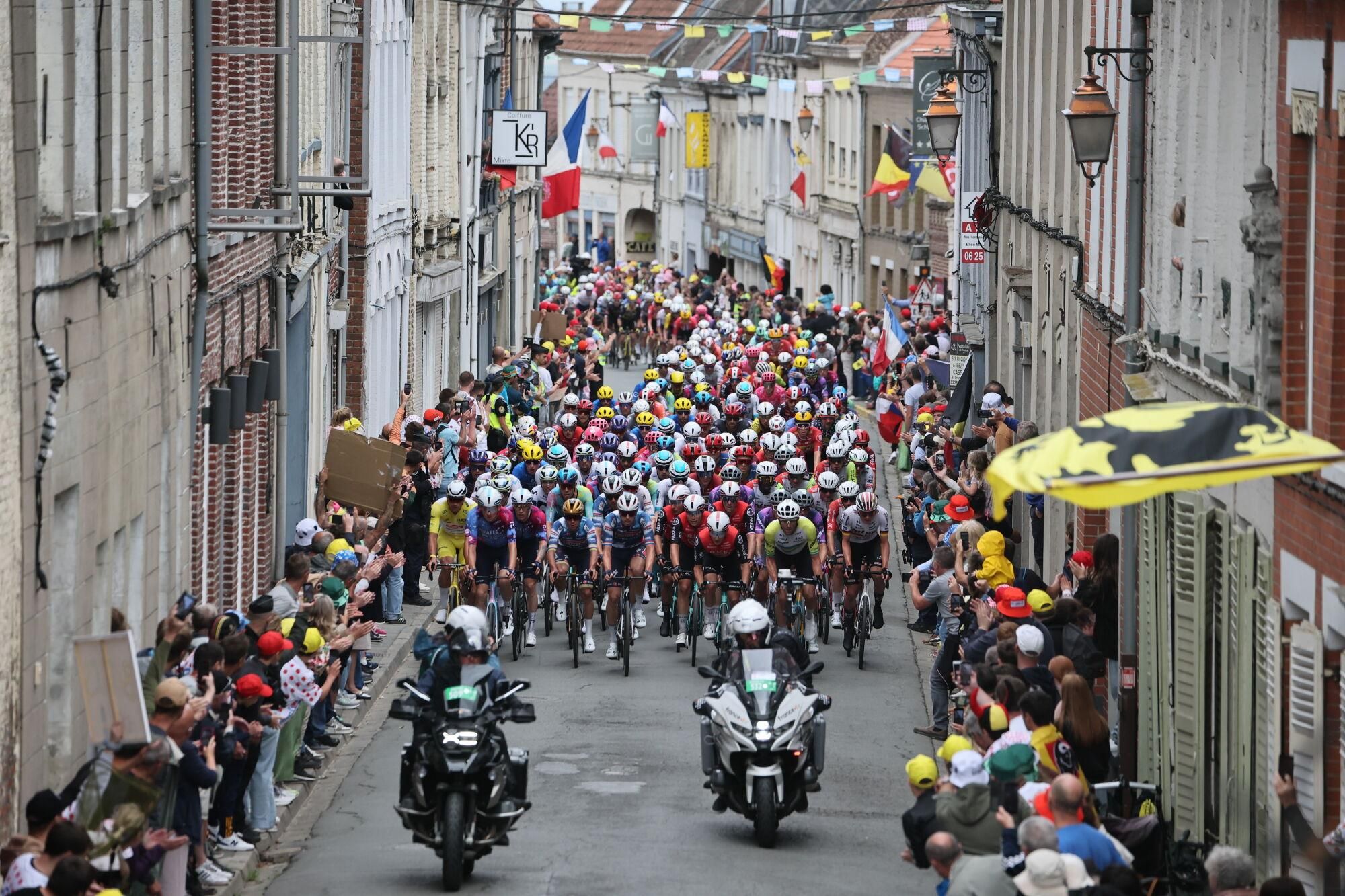 DUNKERQUE (France), 07/07/2025.- The peloton in action during the 3rd stage of the Tour de France cycling race over 178.3km from Valenciennes to Dunkerque, France, 07 July 2025. (Ciclismo, Francia) EFE/EPA/CHRISTOPHE PETIT TESSON