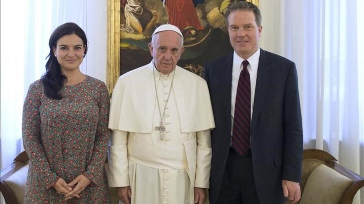 El papa Francisco posa junto a Paloma García Ovejero y Greg Burke.