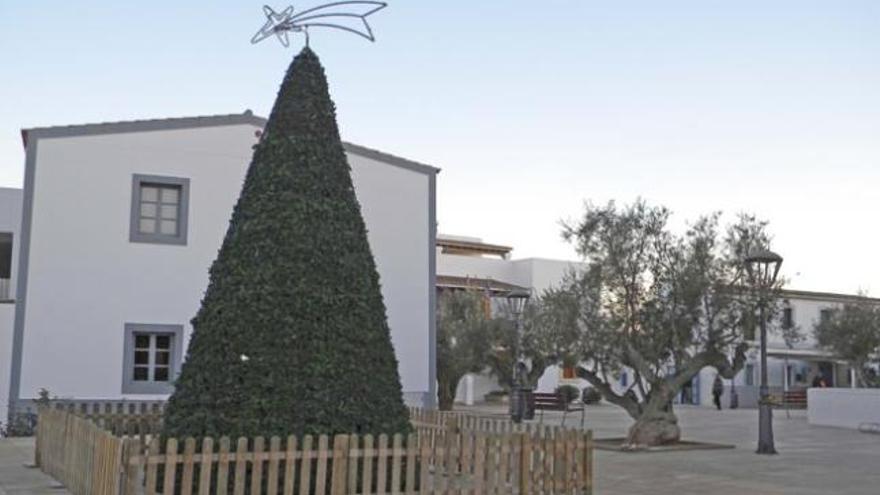 Árbol de Navidad montado en la plaza de la Constitució.