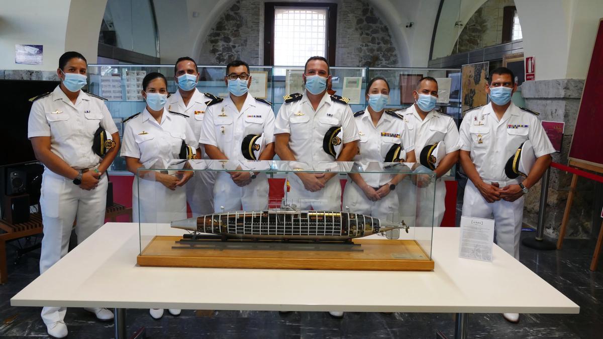 Un grupo de la dotación del submarino S-81 durante la visita al Archivo.