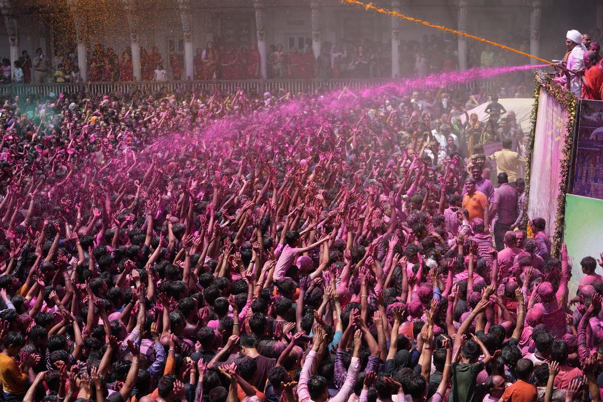 Celebraciones del Holi en el templo Kalupur Swaminarayan , India.