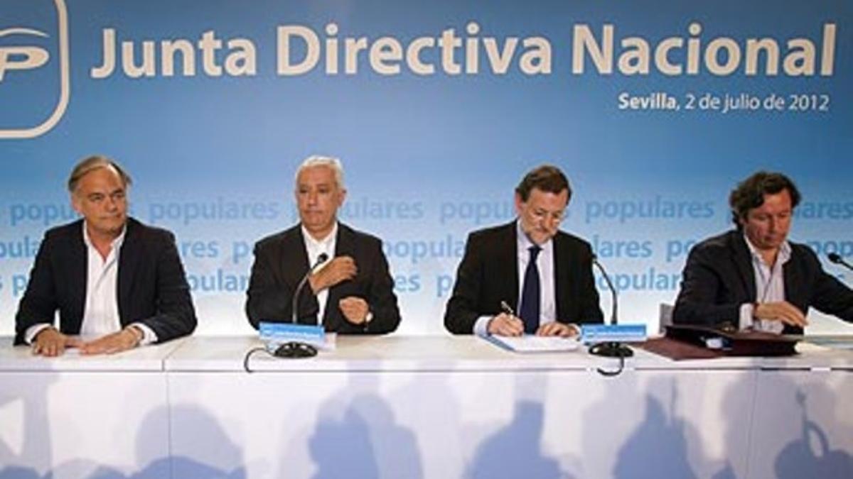 El presidente del Gobierno y del PP, Mariano Rajoy (2d), con el presidente del PP-A, Javier Arenas (2i); el vicesecretario de Estudios y Programas del PP, González Pons Esteban (i); y el vicesecretario de Organización, Carlos Floriano (d), durante la