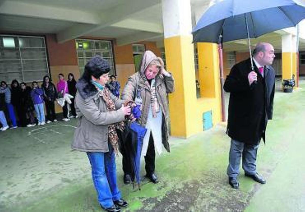 Un tipo normal con un bastón de mando
