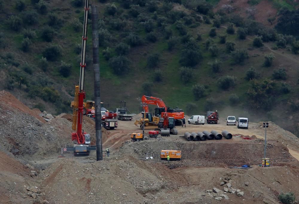 Los operarios trabajan en el 'encamisado' del túnel de rescate introduciendo tubos que aseguren la galería.