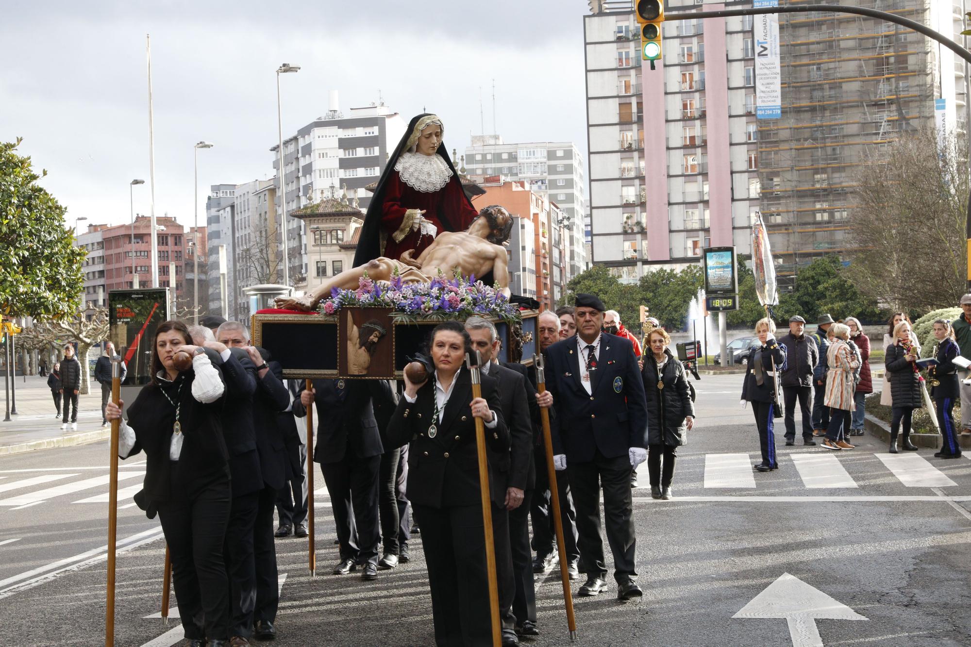 En imágenes: así fue el traslado de la Piedad en Gijón