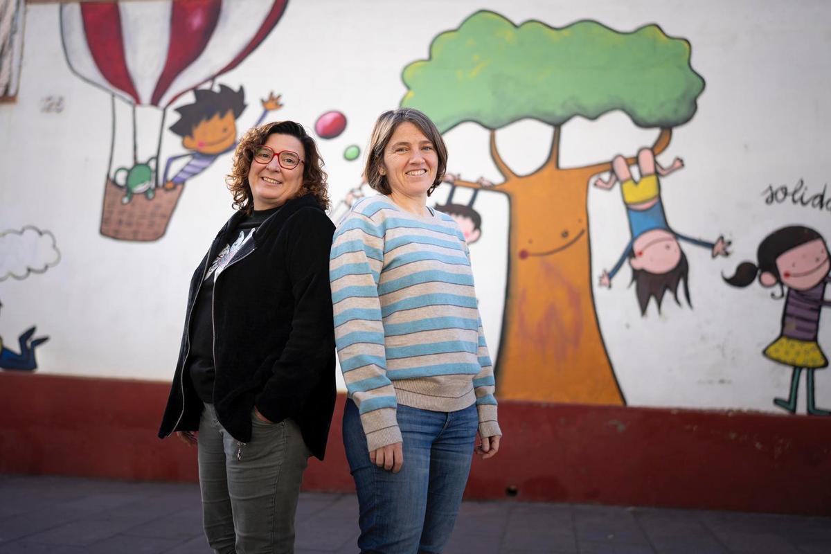 Las maestras Patrícia Jané y Gina Castellà en el patio de la escuela Cor de Maria Bastida, en Barcelona.