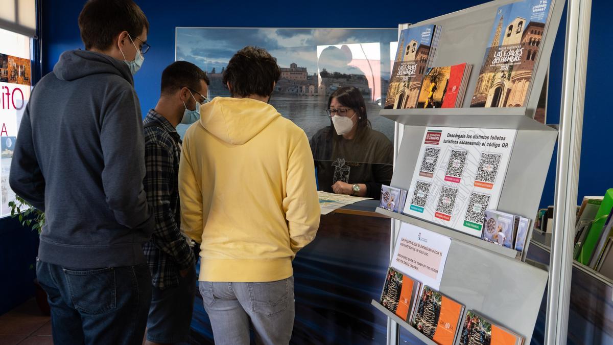 Un grupo de turistas, en la oficina de Turismo