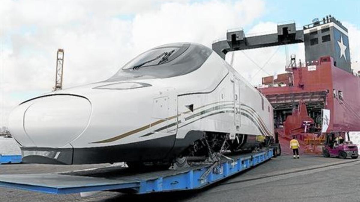 Una unidad del Talgo en el puerto de Barcelona, a punto para cargar con destino a Arabia Saudí.