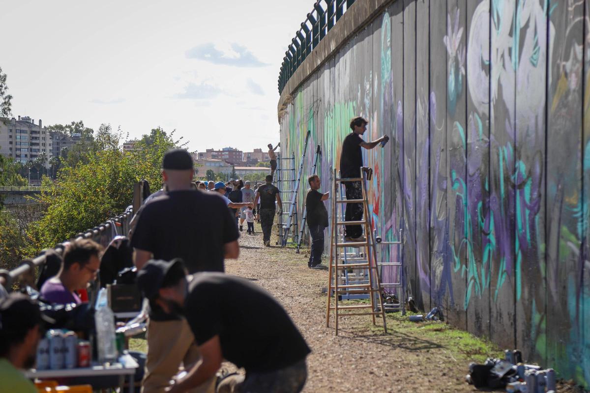 Ambiente en el camino paralelo al río, este sábado durante el encuentro de artistas urbanos.