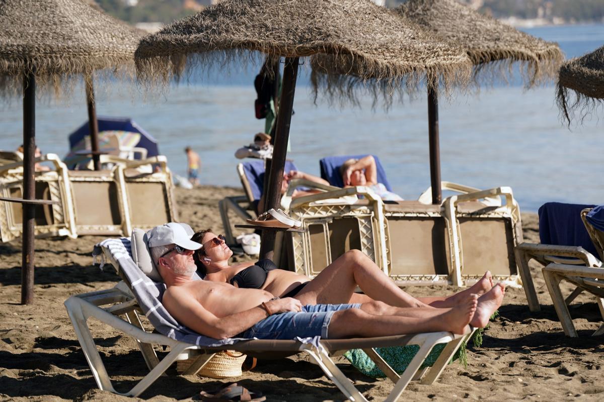 Día de playa en pleno diciembre en Málaga al rozar los 30 grados de máxima