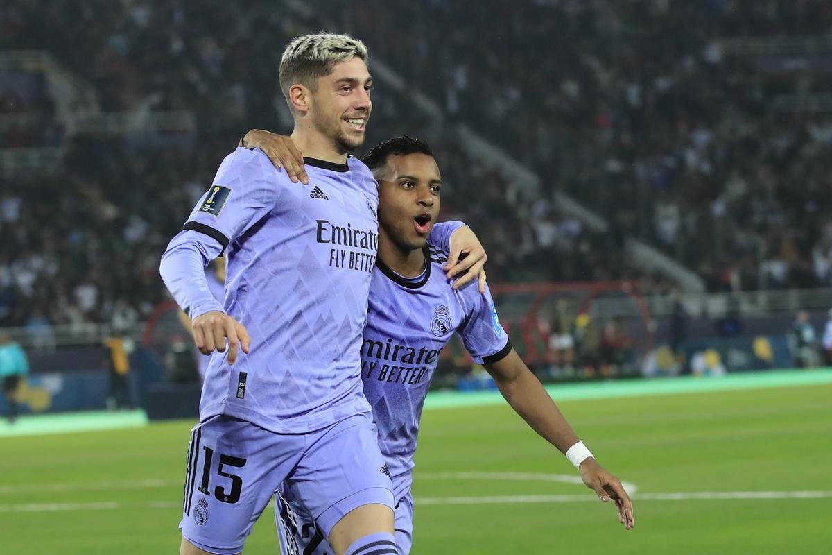 RABAT (MARRUECOS), 08/02/2023.- El centrocampista del Real Madrid Fede Valverde celebra con Rodrygo Goes (d) tras marcar el segundo gol ante el Al Ahly, durante el partido correspondiente a las semifinales del Mundial de Clubes entre el Al Ahly y el Real Madrid disputado este miércoles en Rabat. EFE/ Julio Muñoz