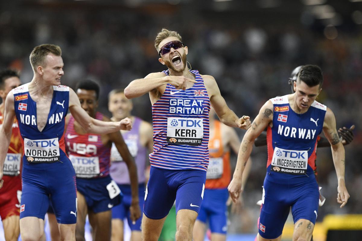 Josh Kerr (C) Gran Bretaña, gana una carrera a Jakob Ingebrigsten (D) y Narve Gilje Nordas (I), ambos de Noruega.