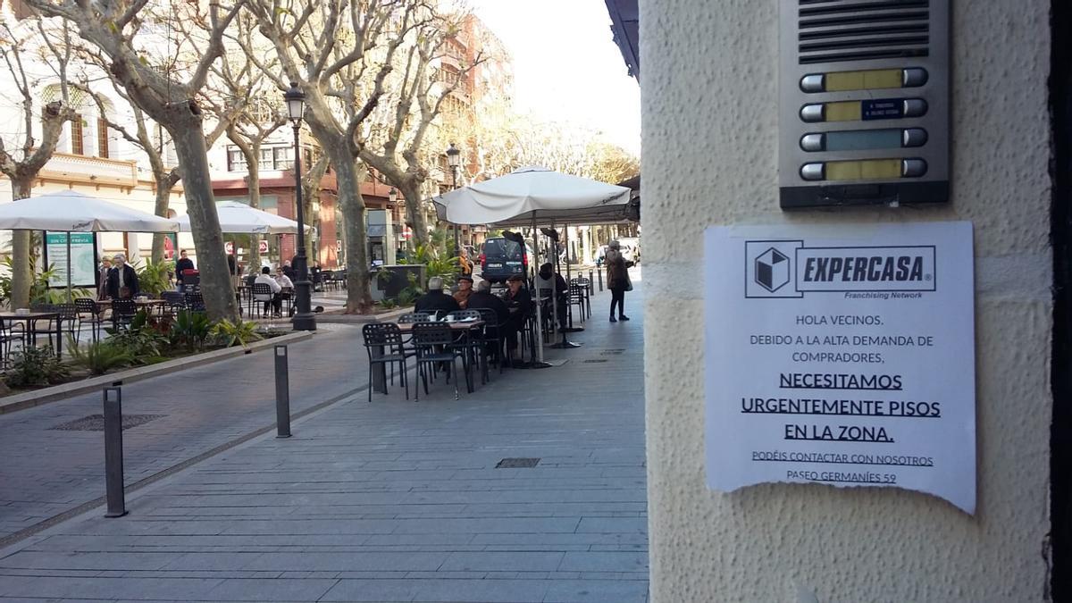 Vivienda Valencia | Inversores de Gandia ponen carteles en los portales  ante la falta de pisos para compara
