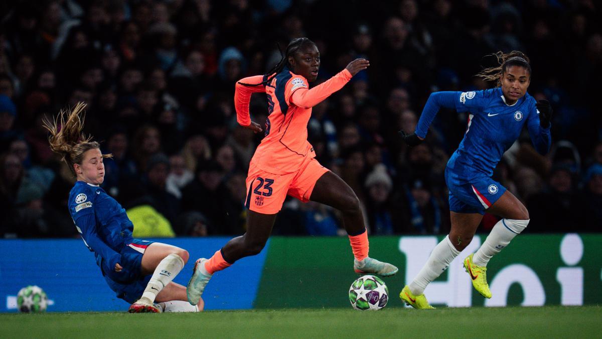 Aïcha Camara en una acción contra el Chelsea en Stamford Bridge