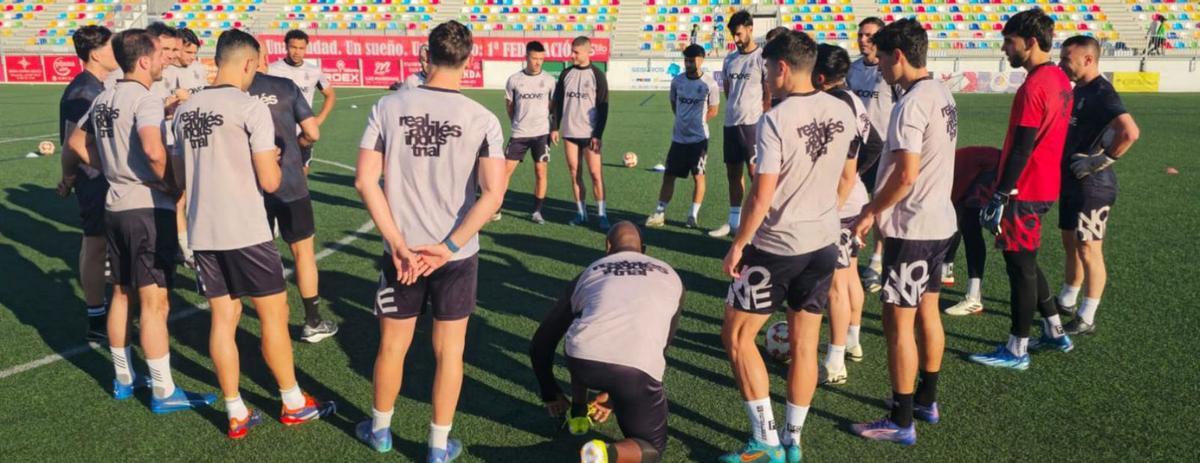 El Avilés, durante el entrenamiento de ayer en el Municipal de Lebrija. | REAL AVILÉS INDUSTRIAL