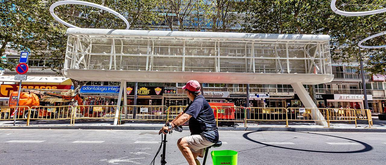 Un usuario en bicicleta contempla la estructura colocada en la avenida del Mediterráneo de Benidorm. | DAVID REVENGA