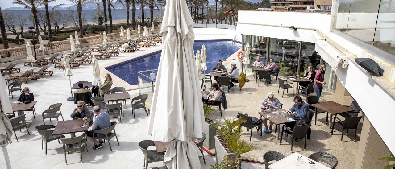 Turistas alemanes aprovechan el buen tiempo para disfrutar de la terraza de un hotel de la Playa de Palma